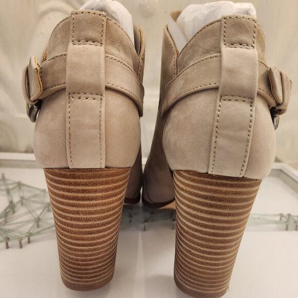 Vince Camuto Grey Leather " Bernida" Peep toe Heeled Sandals. NIB. Size Various - Picture 5 of 11